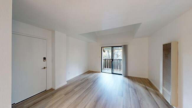 Building Photo - 515 B St