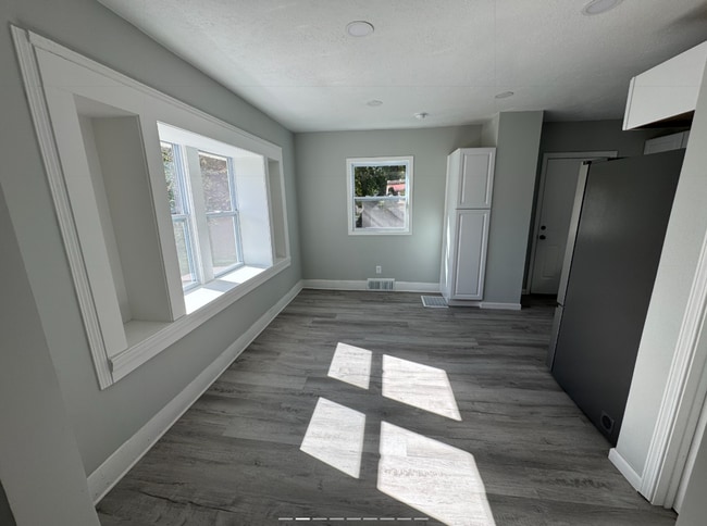 Building Photo - Single Family Home 4 beds 1 bath Available...