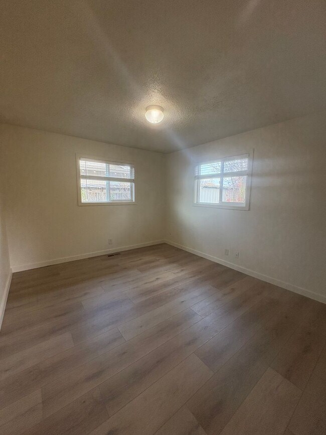 Building Photo - sim614/616