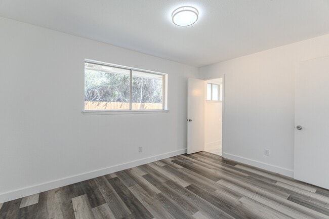 Building Photo - 10126 Pine Moss Dr