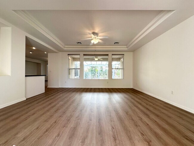 Building Photo - 4684 Riva De Romanza St