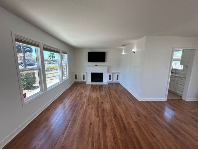 Building Photo - Updated 2 Bed / 1 Bath Home with Garage & Private Fenced Yard
