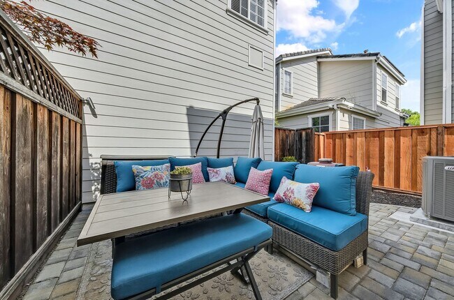 Building Photo - Beautifully updated 3-bedroom home close t...