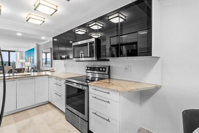 Building Photo - 14 Royal Palm Way