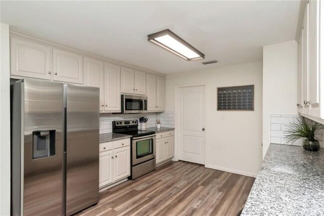 Building Photo - Beautifully Remodeled Home on Lake Forest ...