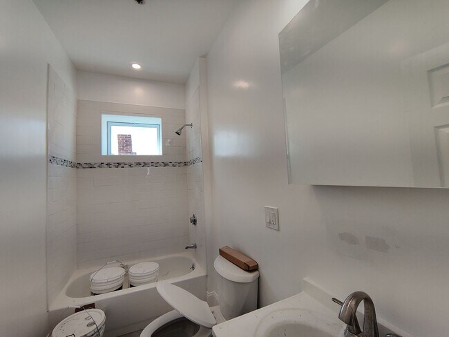 Building Photo - Brand New Unit, Central Heat, AC, In-Unit ...
