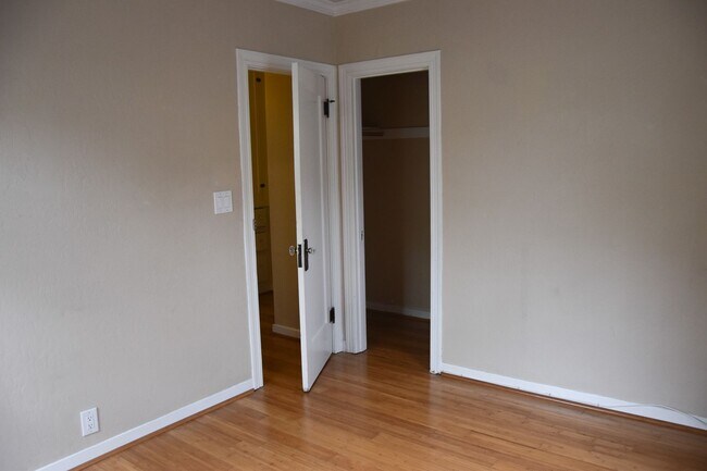 Building Photo - Palm (817-819)