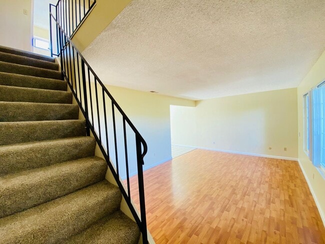 Building Photo - Condo Overlooking the American River!