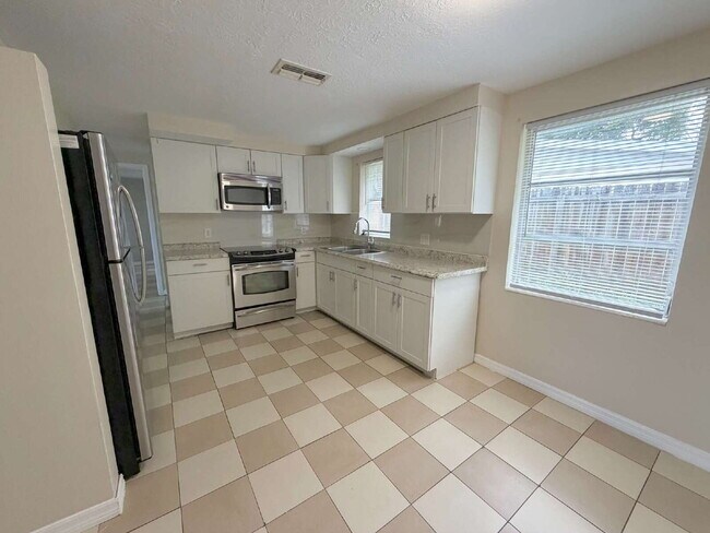 Building Photo - "Charming 3-Bed, 2-Bath on Jackson Street"