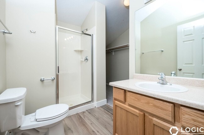 Building Photo - Spacious Row End Townhome in Amazing Locat...