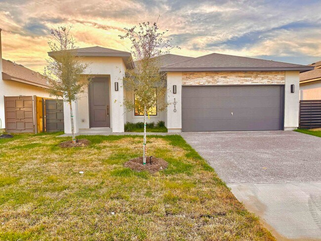 Building Photo - 1012 amezquita Dr