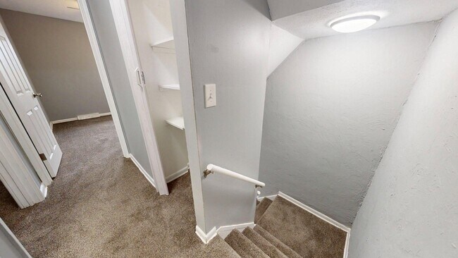 Building Photo - Elyria - updated 2 bedroom/1 bath townhouse.
