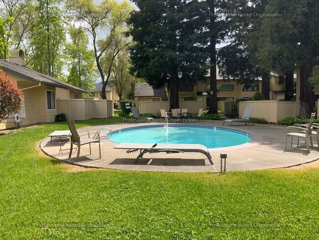 Building Photo - Single level condo in one of the nicest developments in Bennett Valley