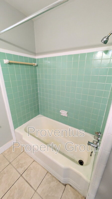 Building Photo - 4527 Versailles Dr