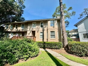 Building Photo - Convenient to Hilton Head, Two Bedroom Tow...