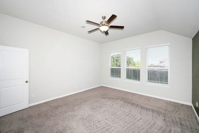Building Photo - Move-In Special! Enjoy 2 Weeks Free Rent o...