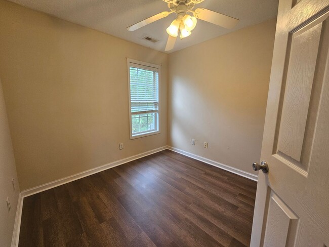 Building Photo - New Listing!!
