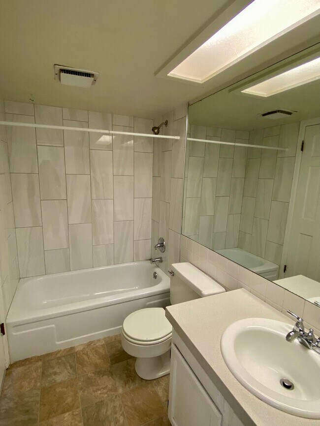 Building Photo - Sunlit and Stylish 3 Bedroom Townhouse by Wonderland Lake