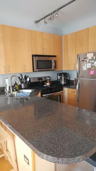 Building Photo - 680 N Green St