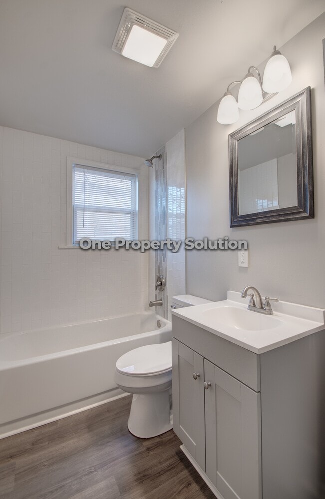 Building Photo - 1520 W 45th St