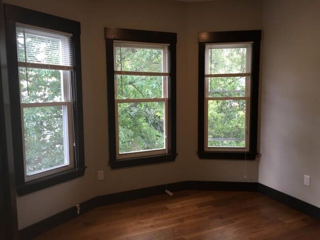Building Photo - No Brokers Fee, In-Unit Washer and Dryer, Central heat/AC, Eat-in Kitchen, Steps from the t Stop