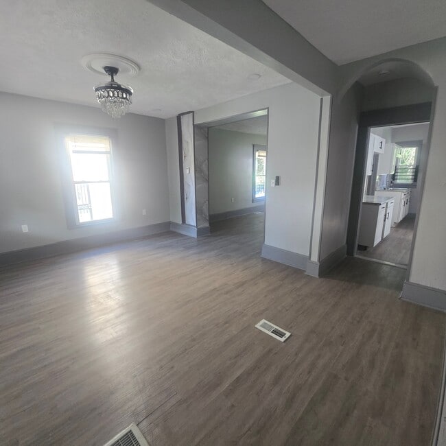 Building Photo - 10639 Dupont Ave