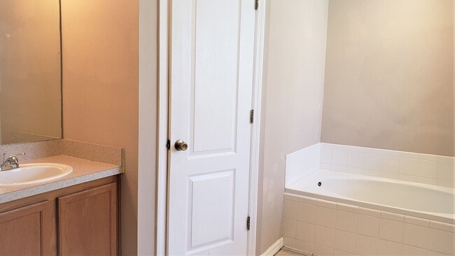 Building Photo - ~ 3/2 ~ Louisa Pointe ~ Crenshaw Circle ~ Quiet Neighborhood & NO Rear Neighbors!!!!