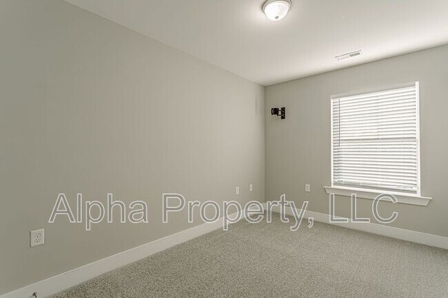 Building Photo - 112 Vly Crk Dr
