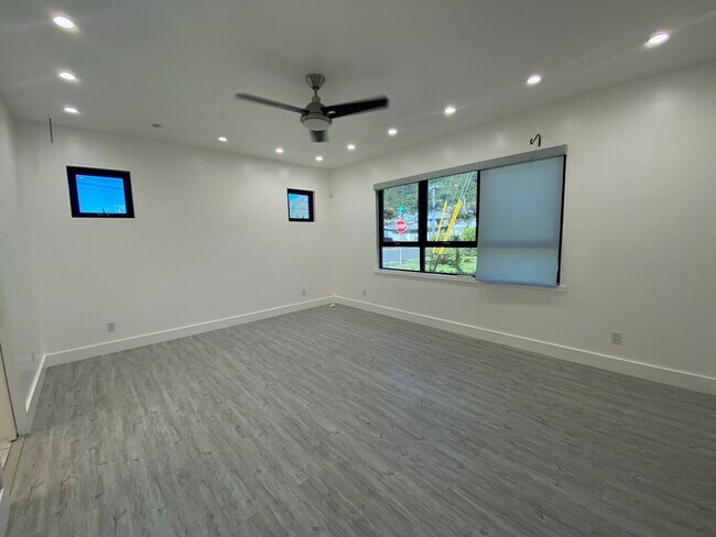 Building Photo - Manoa 5 Bedroom, 3.5 Bathroom, 2-Car Garag...