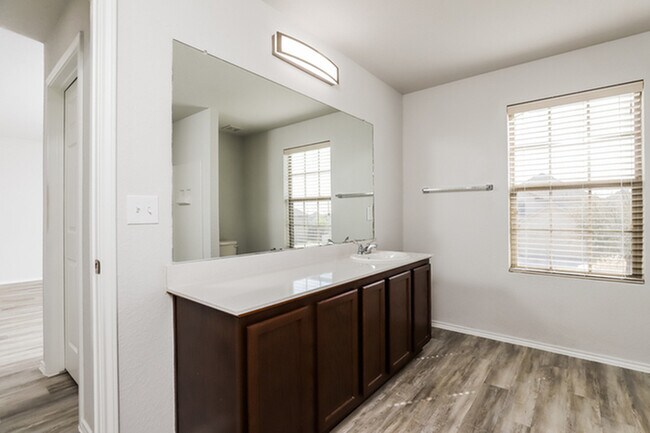 Building Photo - 10602 Hunters Pond