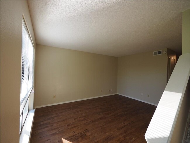 Building Photo - 105 Hillside Dr