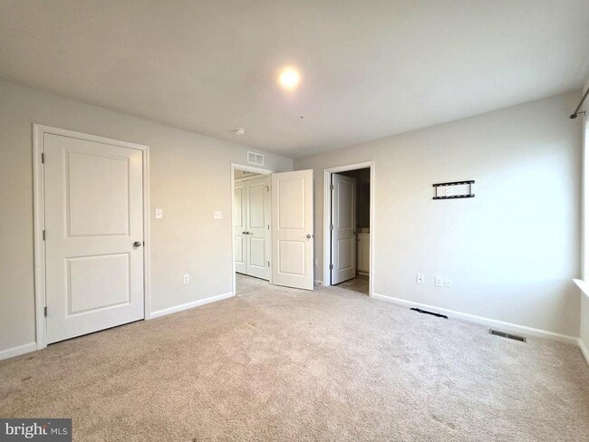 Building Photo - 426 Creekbed Cir