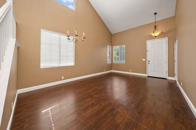 Building Photo - Spacious 4 Bedroom, 2.5 Bath Home in Sacra...