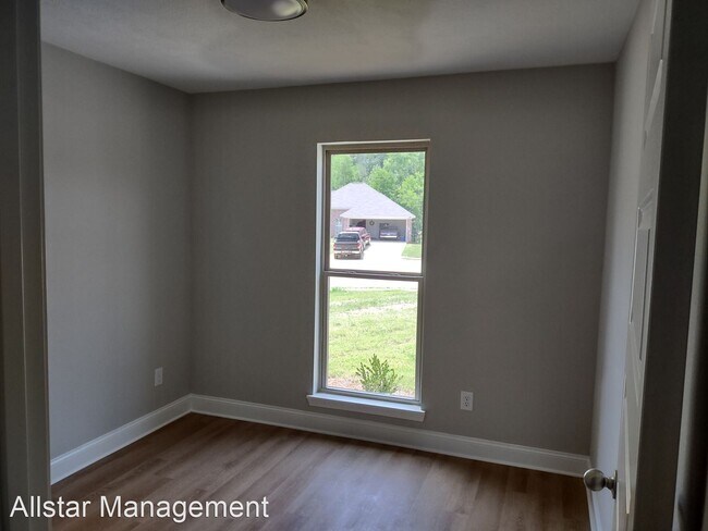 Building Photo - 4 br, 2 bath House - 560 Silver Hill Drive