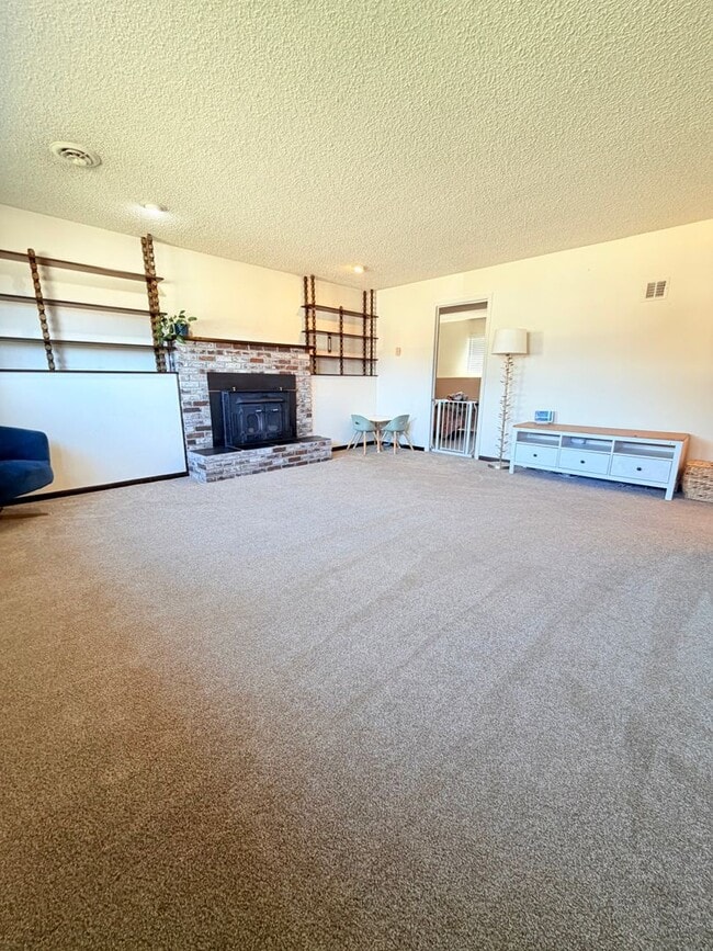 Building Photo - Beautiful Spacious Fox Farm Home