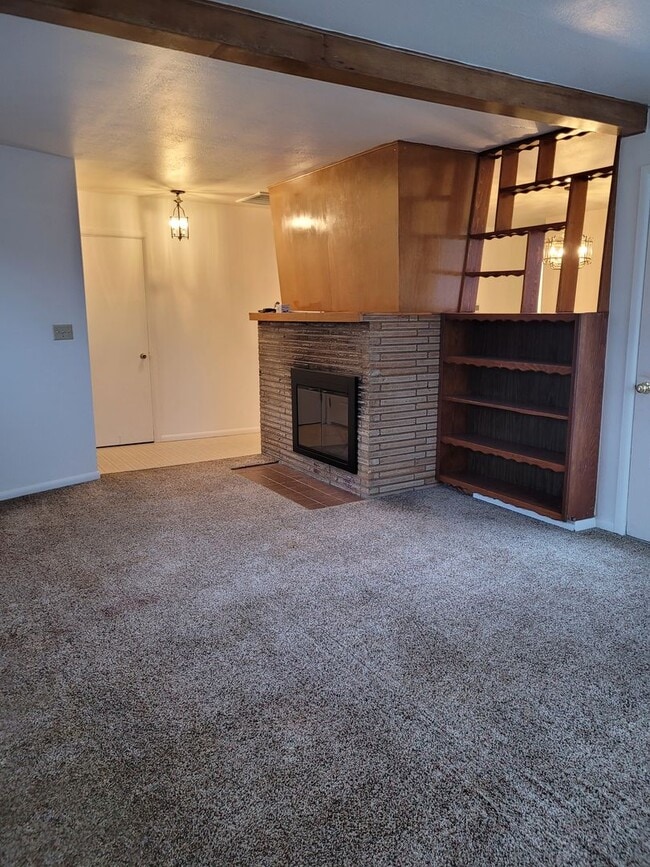 Building Photo - FREE DECEMBER RENT - New Interior Paint/ 1637 Sq Ft