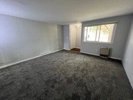 2 Bed/1.5 Bath TH Living Room - Fountainview West