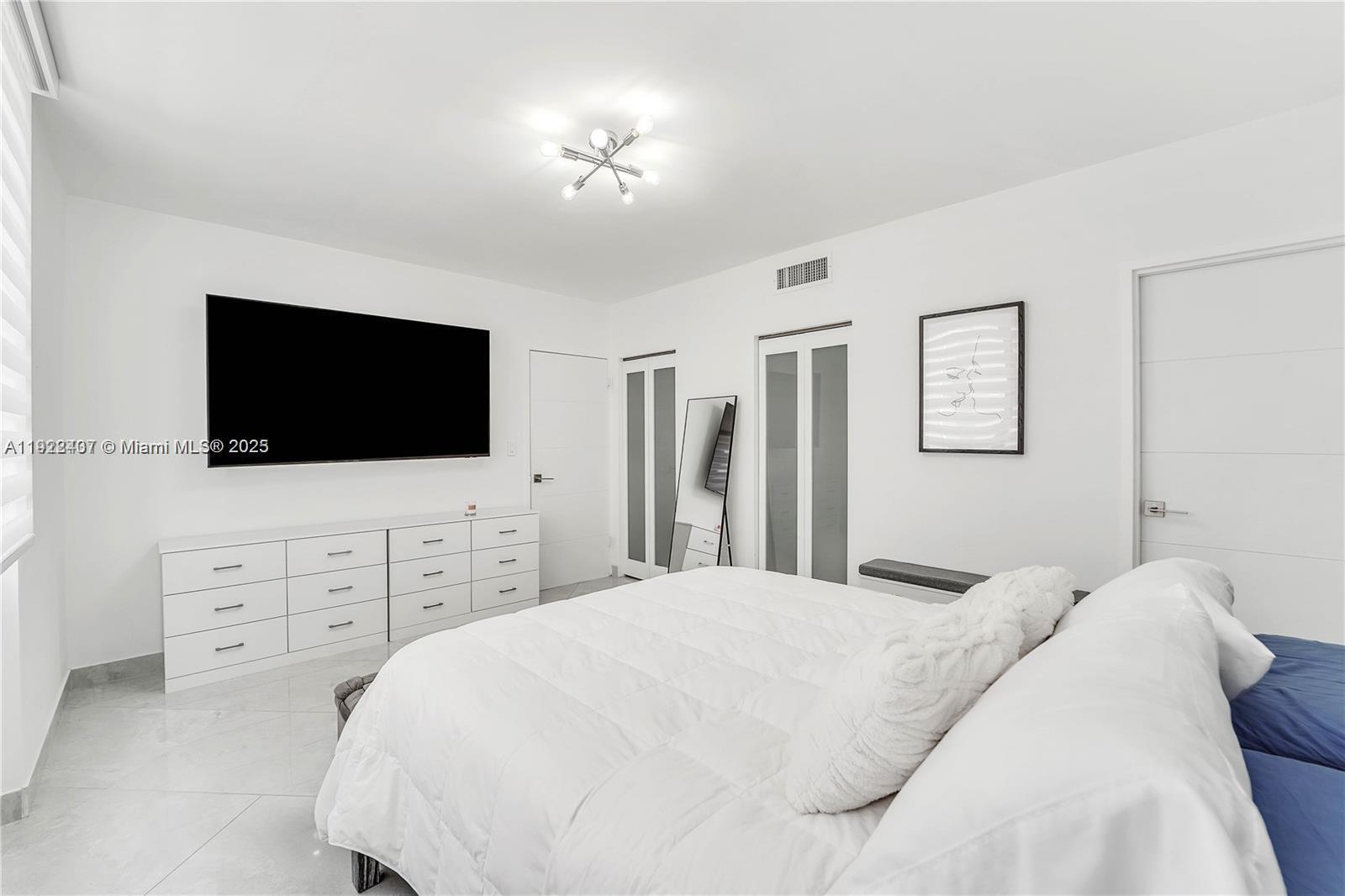 Building Photo - 999 Brickell Bay Dr