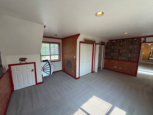 Building Photo - 479 S Palisade Dr