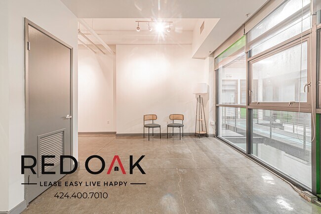 Building Photo - 430 S Broadway