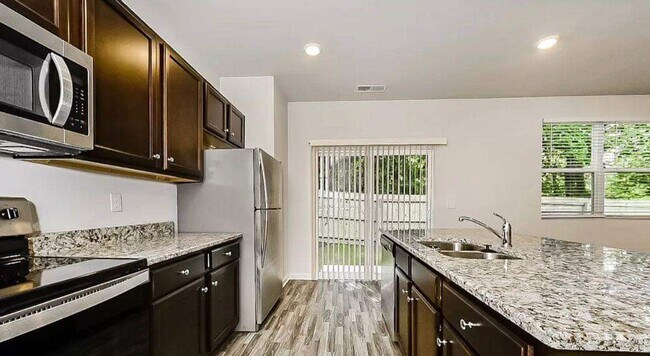 Building Photo - 195 Hamilton Pointe Dr