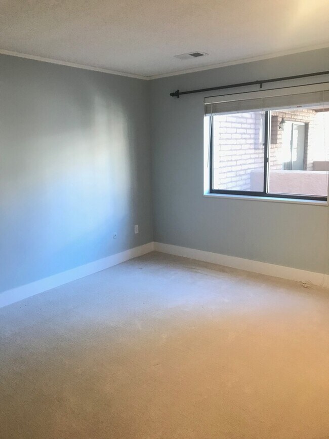 Building Photo - Updated 2 bed 2 bath Plus Office (Or Third...
