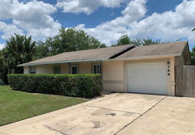 Building Photo - 3 bed 2 bath pool home for rent in East Orlando