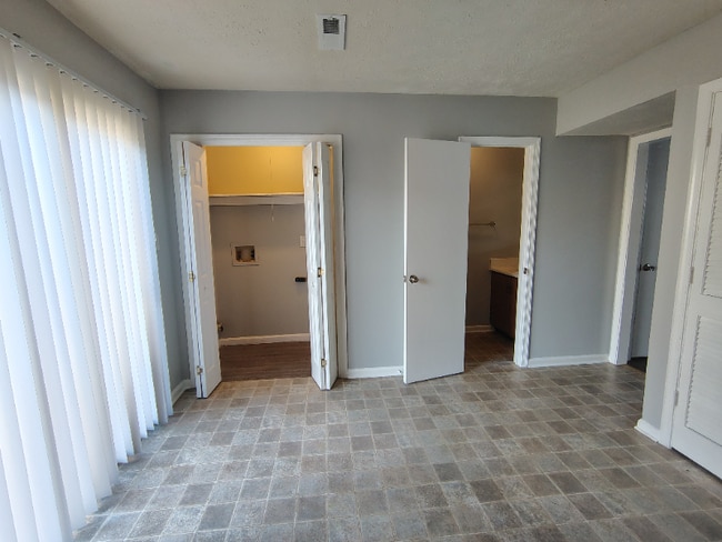 Building Photo - 15 Ferguson Dr