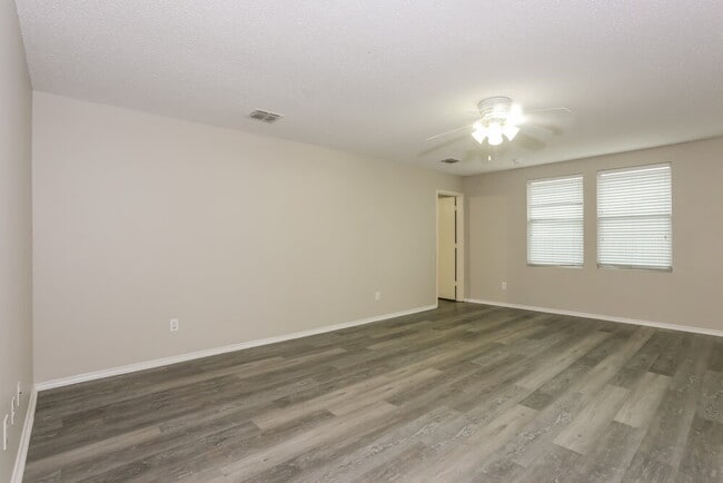 Building Photo - 321 Daisy Ln