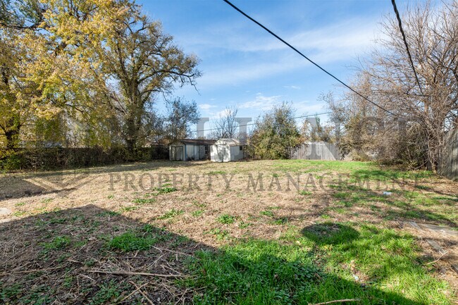 Building Photo - 220 E 44th St S