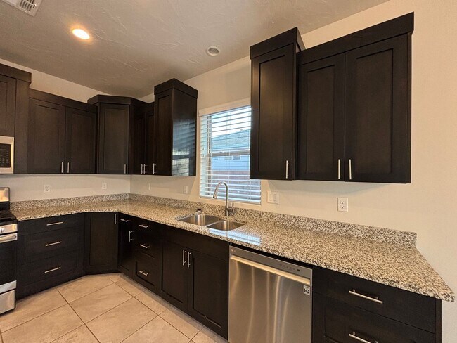 Building Photo - SPACIOUS SINGLE LEVEL HOME IN WASHINGTON F...