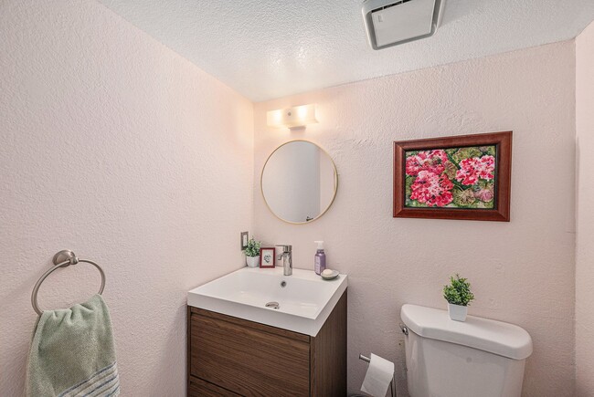 Building Photo - Aug 2025 - 2 Bedroom 1.5 Bathroom Townhome...