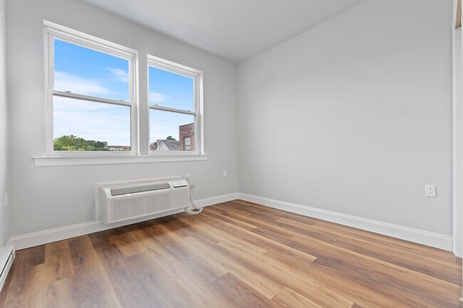 Building Photo - Renovated 1 bedroom, 1 bathroom