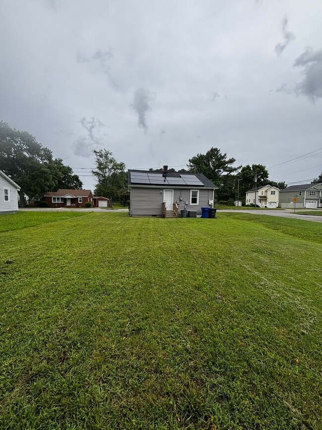 Building Photo - 2 Bedroom 1 Bathroom Single family Ranch l...